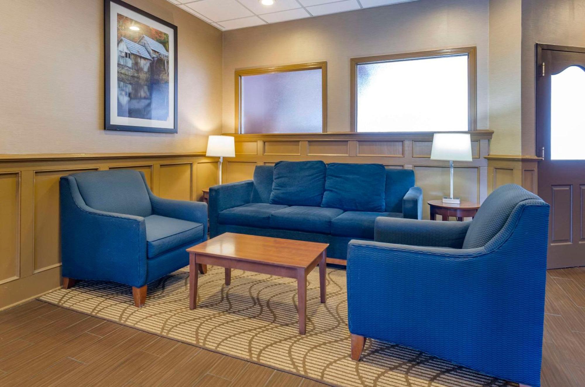 Comfort Inn & Suites Raphine - Lexington Near I-81 And I-64 Buitenkant foto