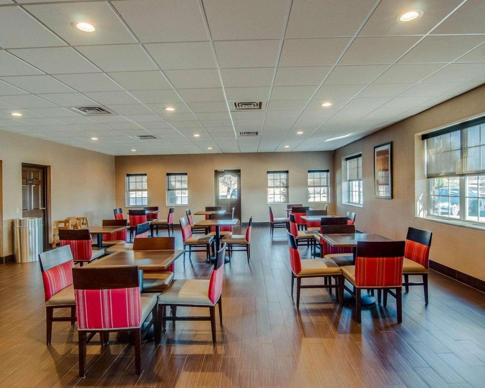 Comfort Inn & Suites Raphine - Lexington Near I-81 And I-64 Buitenkant foto